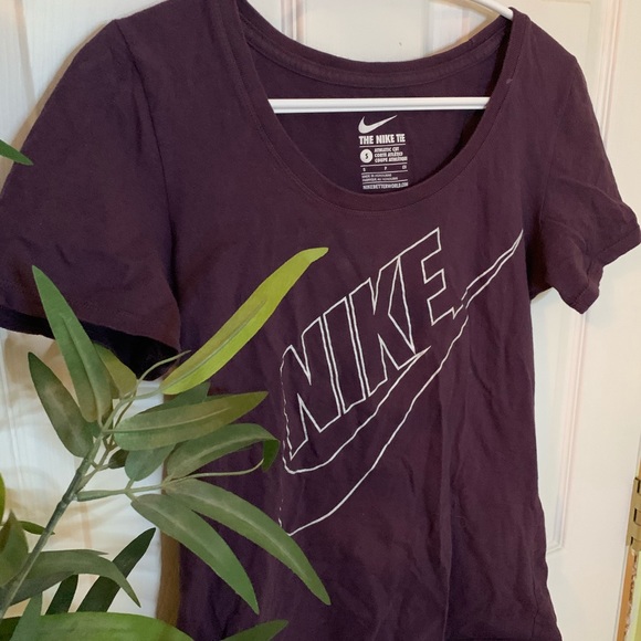 ⭐️2/25⭐️ Nike Tee - Picture 2 of 3